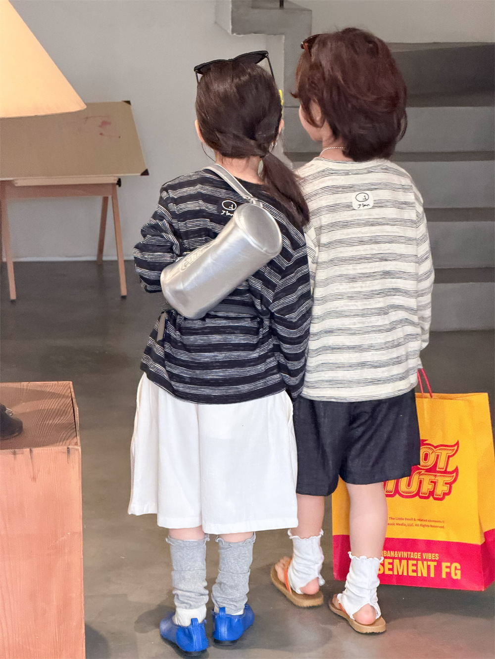【90-150】長袖Tシャツ 男女兼用 ボーダー柄 バックワッペン刺繍 ゆったり カジュアル トップス - 画像 (4)