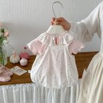 【66-90】二点セット 小花柄サロペットロンパース&レース襟Tシャツ - 画像 (3)