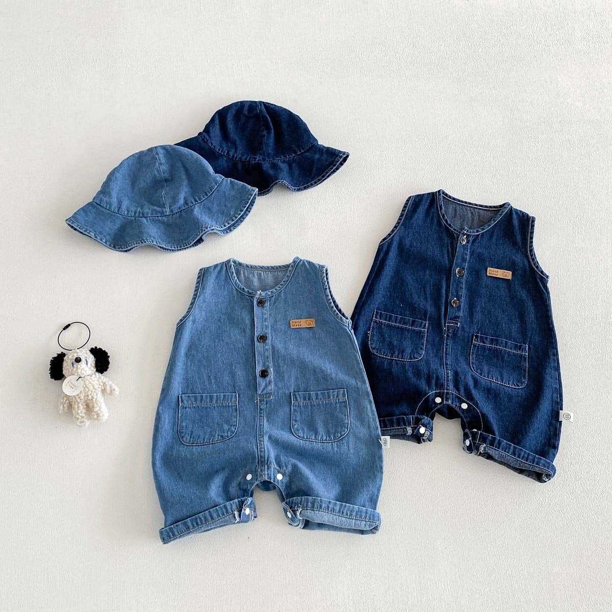 988dae707fe6dd3420d99a37e2abf142.jpg 【66-90】オールインワン&帽子 デニム ノースリーブ カジュアル ベビー服 - 画像 (1)