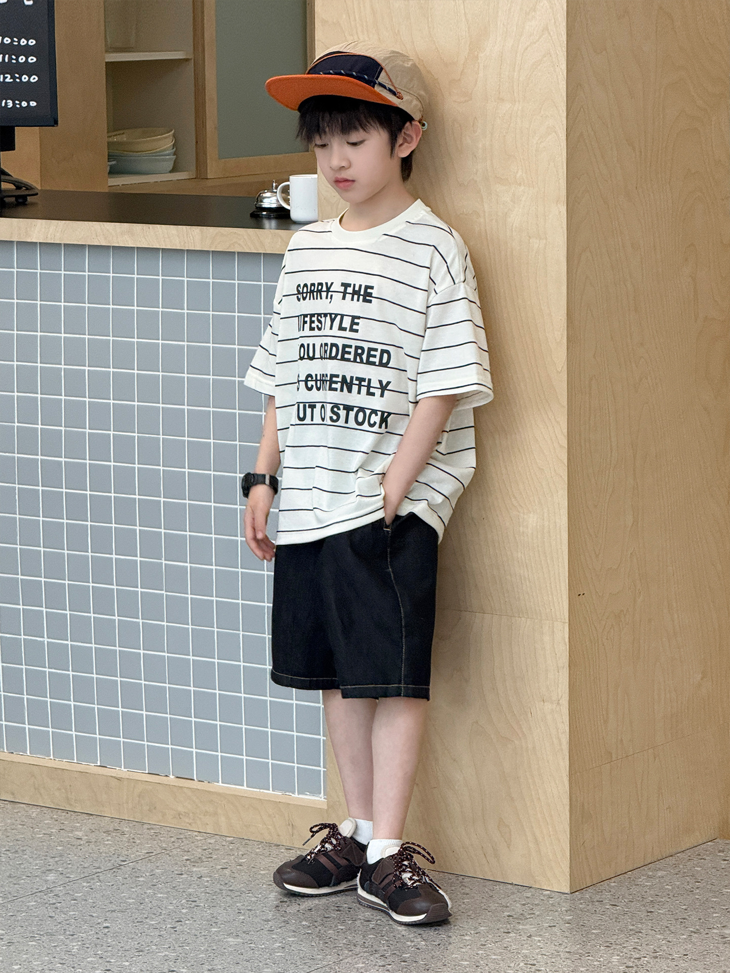 春夏の季節、子供がTシャツ1枚で爽やかにコーデしたおしゃれな着こなし例