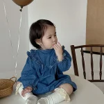 【73-100】デニムワンピース ベビー 女の子 肩フリル - 画像 (3)
