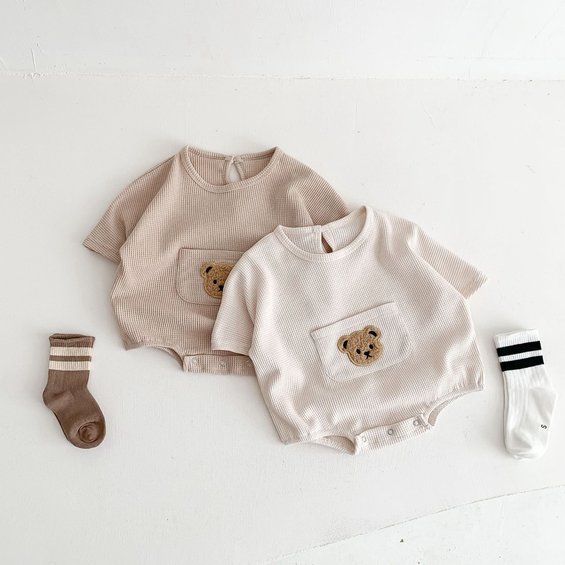 fcbe23c2a25a8fe0f8b8ee66cd4b2135.jpg 【66-90】ロンパース クマ柄 ポケット付き 半袖 ベビー服 - 画像 (1)