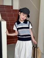 ネイビー×ホワイトのボーダーTシャツ、綿素材、女の子向け。学校やお出かけに適したカジュアルトップス