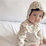 【66-90】長袖ロンパース レース付け 折り襟 小花柄 帽子付き - 画像 (18)