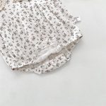 【66-90】長袖ロンパース レース付け 折り襟 小花柄 帽子付き - 画像 (12)