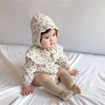 【66-90】長袖ロンパース レース付け 折り襟 小花柄 帽子付き - 画像 (16)