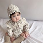 【66-90】長袖ロンパース レース付け 折り襟 小花柄 帽子付き - 画像 (14)