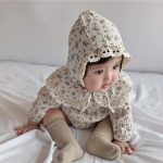 【66-90】長袖ロンパース レース付け 折り襟 小花柄 帽子付き - 画像 (20)