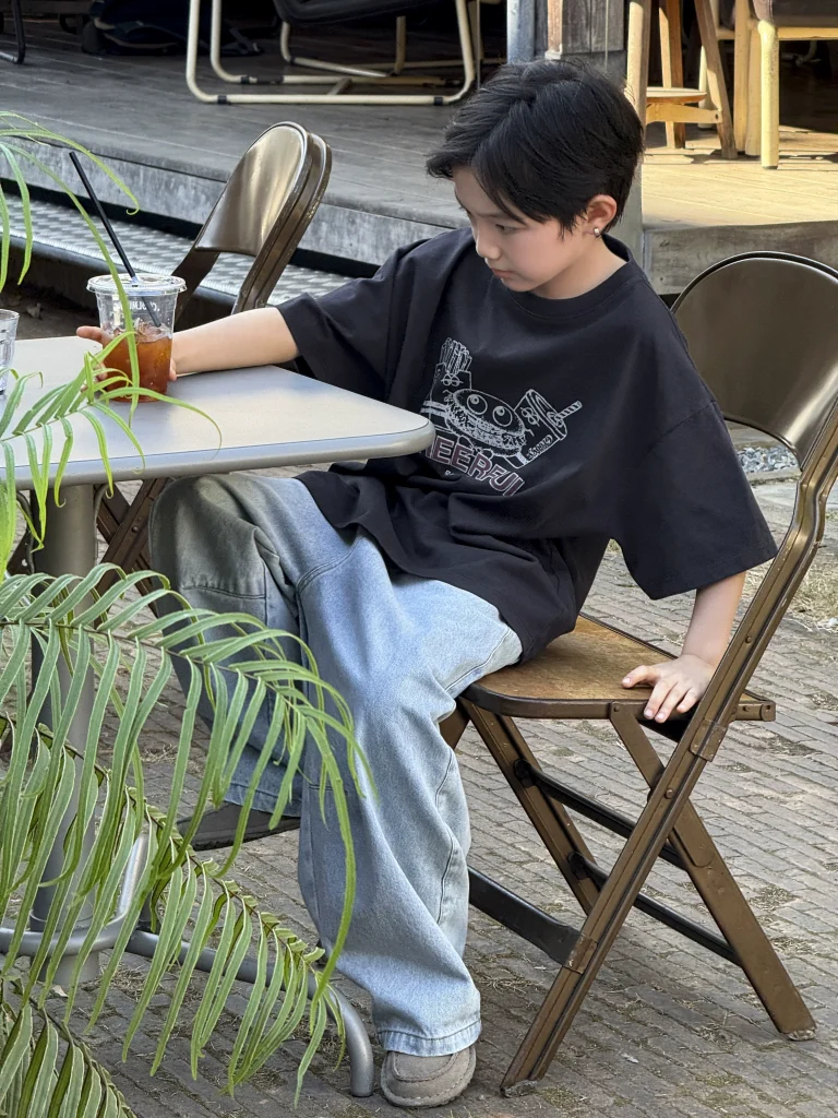 【90-160cm】男の子 半袖Tシャツ 落書き柄 カジュアル ゆったり ラウンドネック