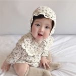 【66-90】長袖ロンパース レース付け 折り襟 小花柄 帽子付き - 画像 (5)