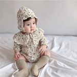 【66-90】長袖ロンパース レース付け 折り襟 小花柄 帽子付き - 画像 (3)