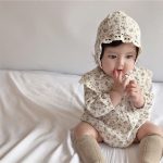 【66-90】長袖ロンパース レース付け 折り襟 小花柄 帽子付き - 画像 (15)