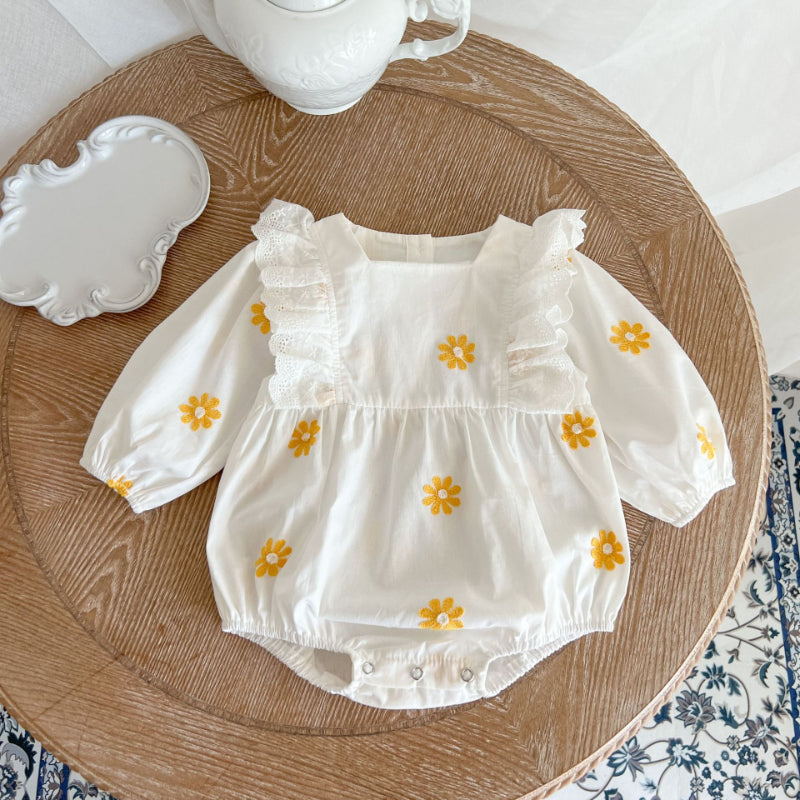 02_03d7c752-d4bd-4c81-b243-337f49a17795.jpg 【66-100】ロンパース ベビー デイジー 刺繍 - 画像 (1)