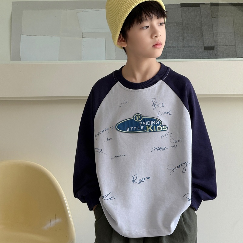 少し大きめの長袖トップスを着る子ども