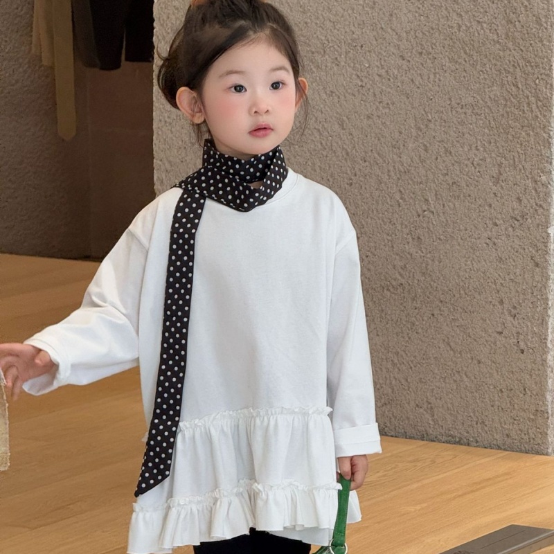 少し大きめの長袖トップスを着る子ども